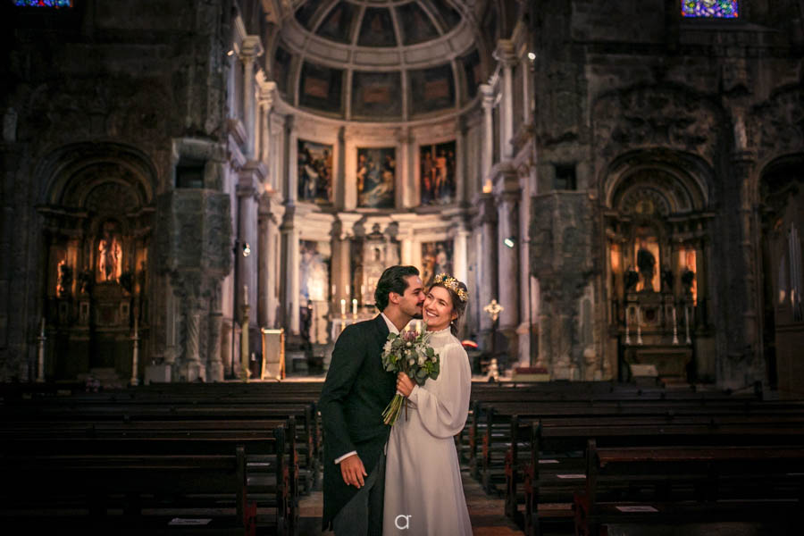 Mosteiro dos Jerónimos, noivo beijando a noiva