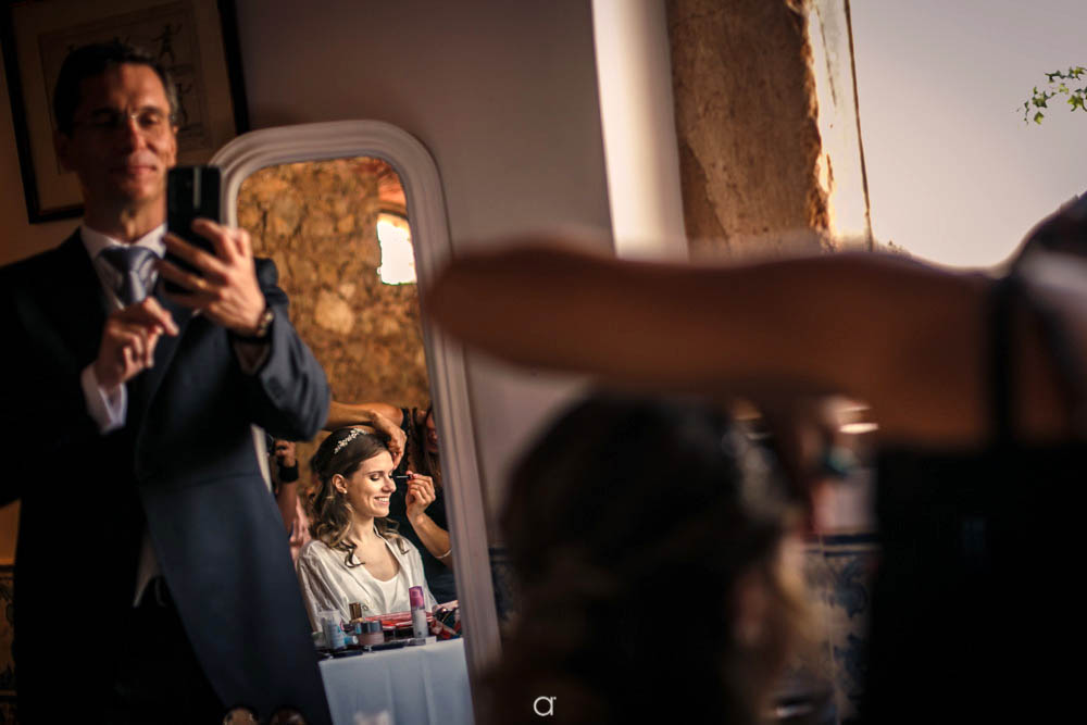 Fotografia de casamento Lisboa, pai a fotografar a noiva a maquiar-se