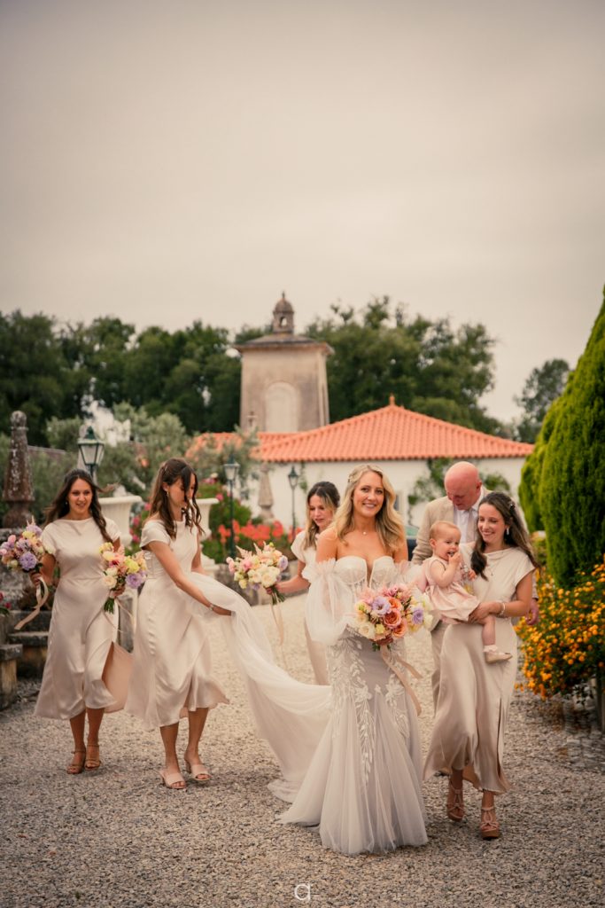 Quinta da Conceição, noiva e madrinhas caminhando para o local do casamento
