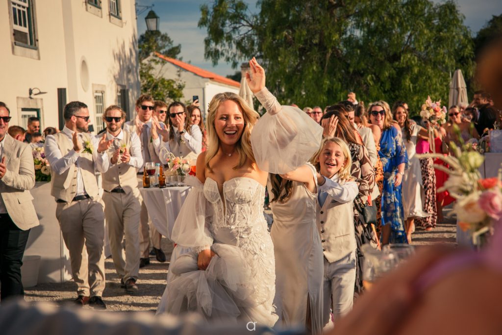 Noiva dançando com os convidados na recepção na Quinta da Conceição